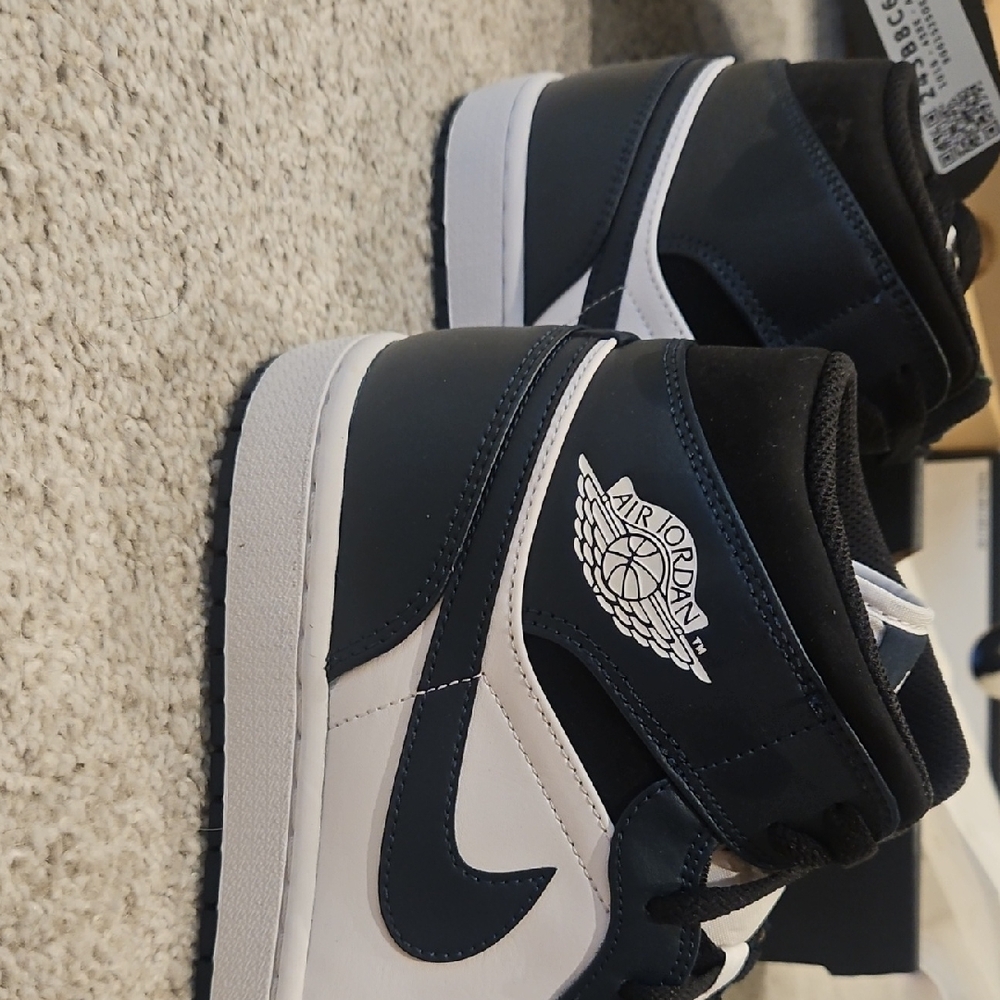 Jordan 1 Mid in Navy and Black